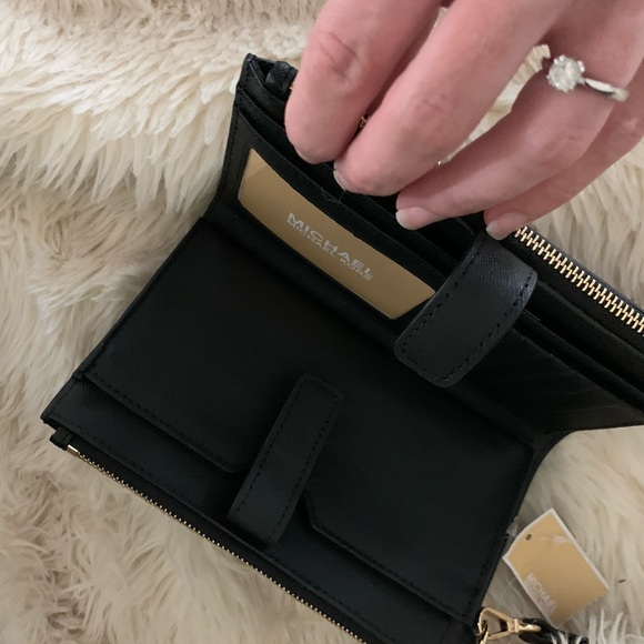 MICHAEL KORS CROSSBODY & WRISTLET SET! NWT! - Picture 15 of 16